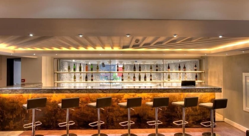 Imagen del bar/restaurante del Hotel Enotel Karaca. Foto 12