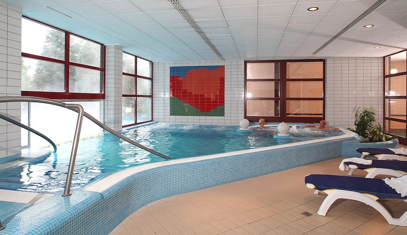 Imagen de la piscina del Hotel Ensana Thermal S&aacute;rv&aacute;r. Foto 19