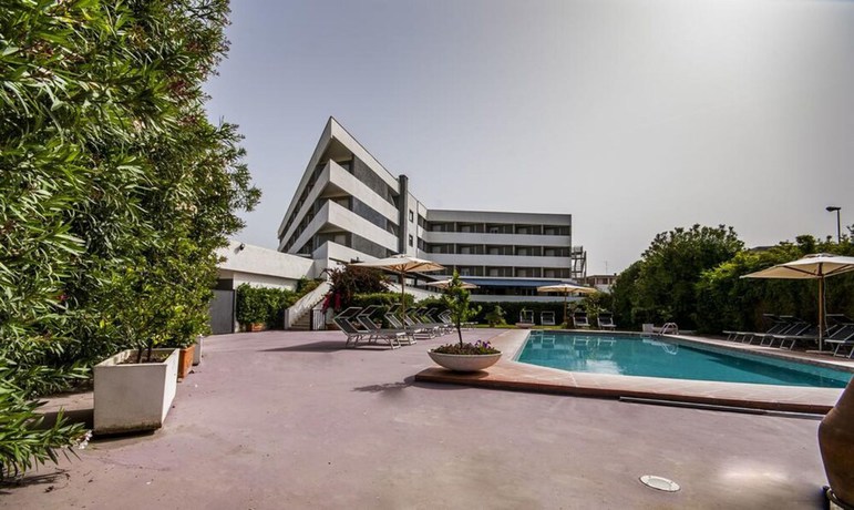 Imagen de la piscina del Hotel Enterprise, Montalto di Castro. Foto 19