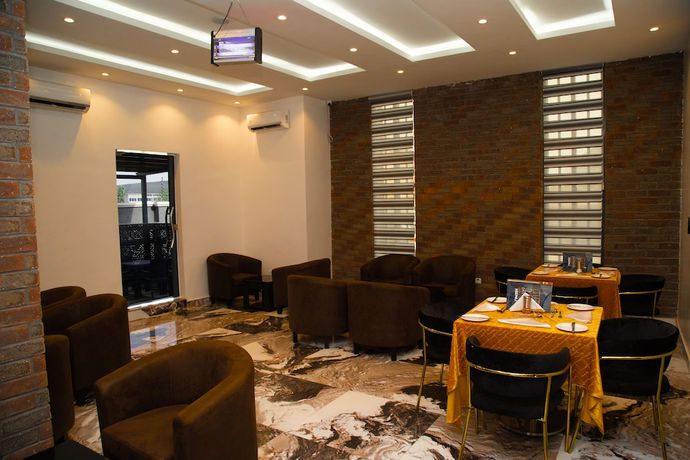 Imagen del bar/restaurante del Hotel Entrust and Suites. Foto 3
