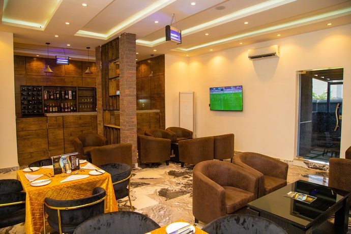 Imagen del bar/restaurante del Hotel Entrust and Suites. Foto 4