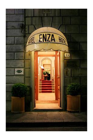 Imagen de los exteriores del Hotel Enza. Foto 8