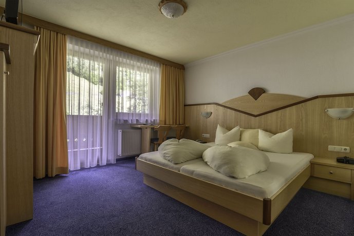 Imagen de la habitación del Hotel Enzian. Foto 12