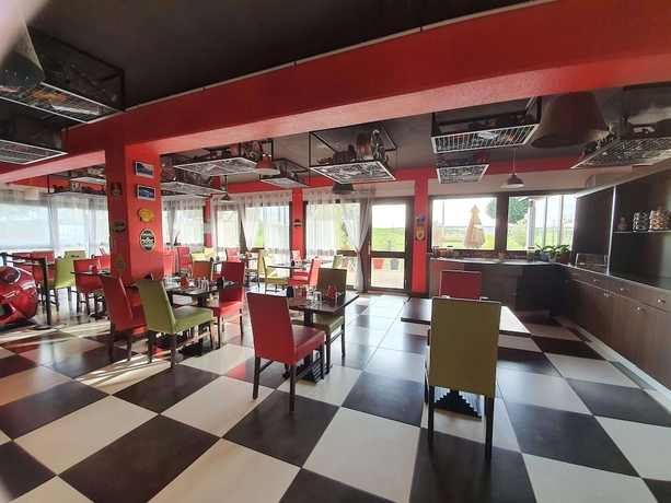 Imagen del bar/restaurante del Hotel Enzo Hotels Cannes Ecluse By Kyriad Direct. Foto 3