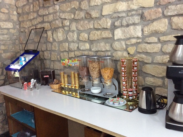 Imagen del bar/restaurante del Hotel Enzo Hotels Contrex&eacute;ville. Foto 2