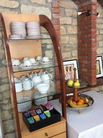 Imagen del bar/restaurante del Hotel Enzo Hotels Contrex&eacute;ville. Foto 3