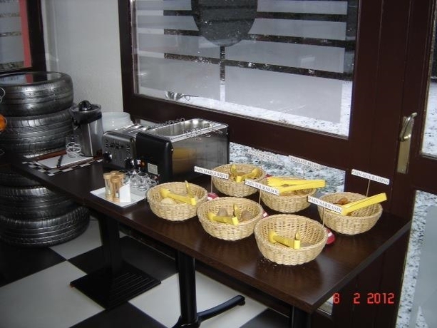 Imagen general del Hotel Enzo Hotels Pont-a-mousson By Kyriad Direct. Foto 15