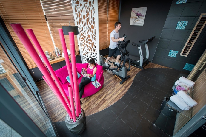 Imagen de la piscina del Hotel Enzo Hotels Thionville By Kyriad Direct. Foto 16