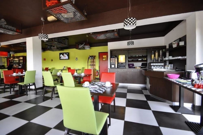 Imagen del bar/restaurante del Hotel Enzo Hotels Vierzon By Kyriad Direct. Foto 2