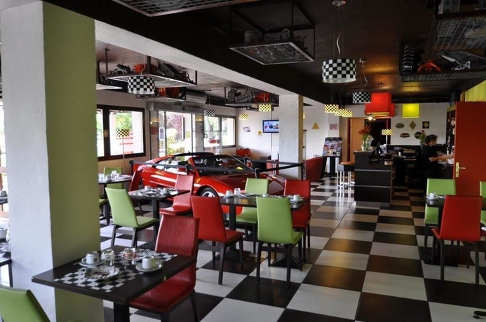 Imagen del bar/restaurante del Hotel Enzo Hotels Vierzon By Kyriad Direct. Foto 7