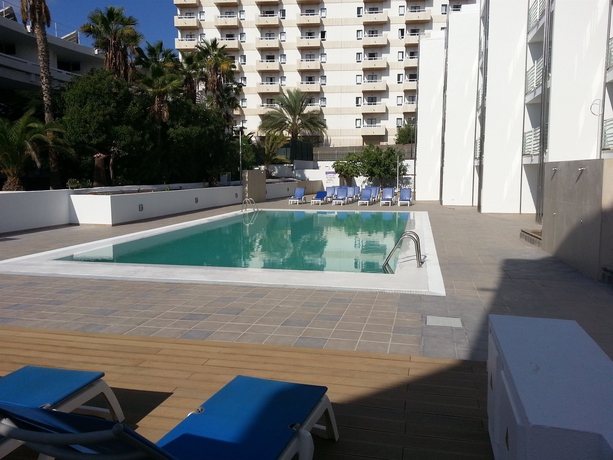 Imagen de la piscina del Hotel Eó Las Rosas. Foto 13