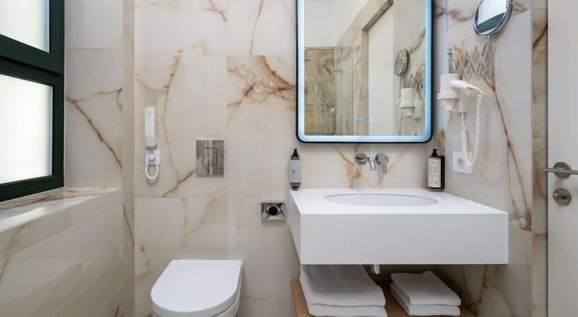 Imagen de la habitación del Hotel Epica. Foto 9