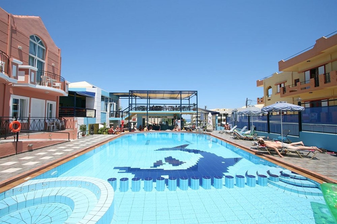 Imagen de la piscina del Hotel Epis. Foto 4