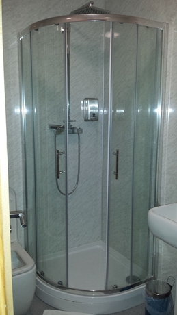 Imagen de la habitación del Hotel Epsilon. Foto 2