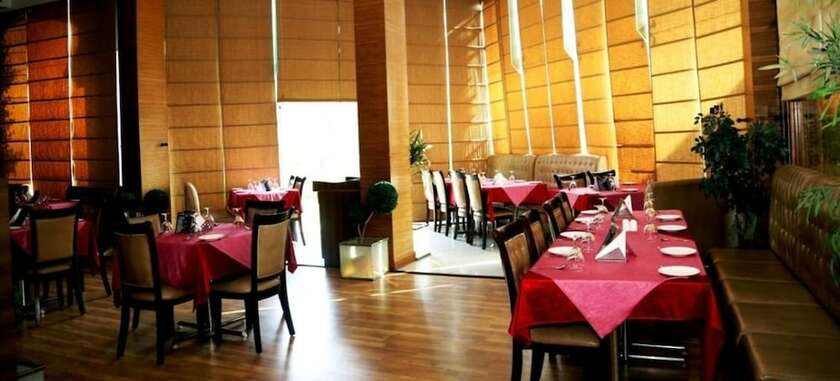 Imagen del bar/restaurante del Hotel Eqbal Inn. Foto 9