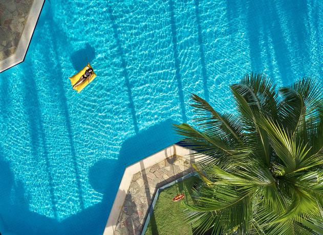 Imagen de la piscina del Hotel Equatorial Penang. Foto 18