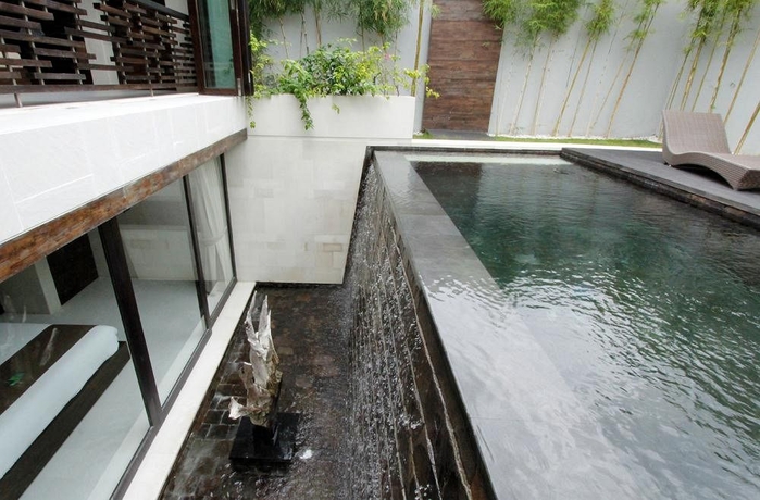 Imagen de la piscina del Hotel Equilibria Seminyak. Foto 14