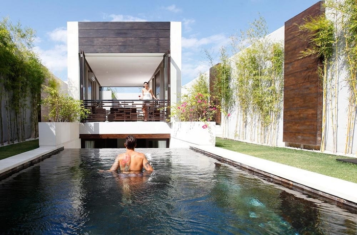 Imagen de la piscina del Hotel Equilibria Seminyak. Foto 15