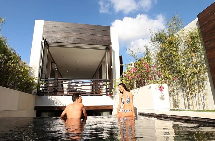 Imagen de la piscina del Hotel Equilibria Seminyak. Foto 16