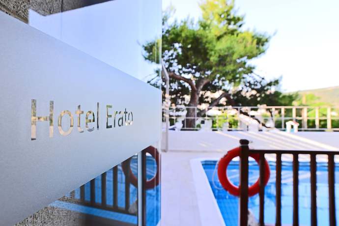 Imagen de la piscina del Hotel Erato, Aegina. Foto 20