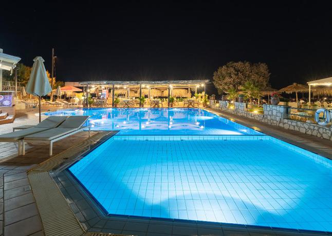 Imagen de la piscina del Hotel Erato Beach. Foto 15