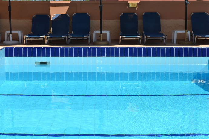 Imagen de la piscina del Hotel Erato, Gournes. Foto 15