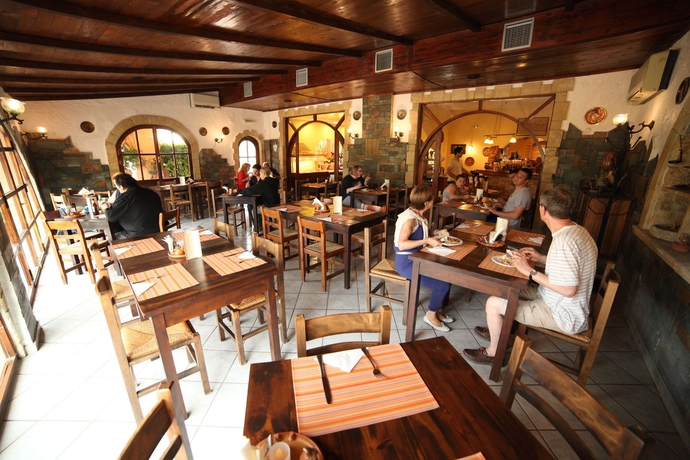 Imagen del bar/restaurante del Hotel Erato, Gournes. Foto 4