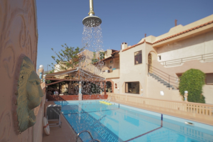 Imagen de la piscina del Hotel Erato, Gournes. Foto 16