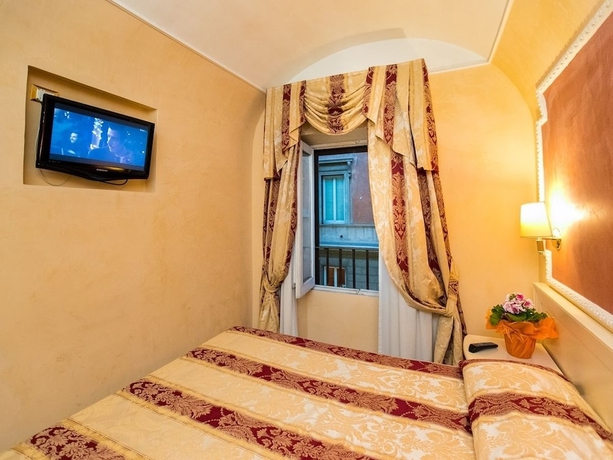 Imagen de la habitación del Hotel Erdarelli. Foto 11