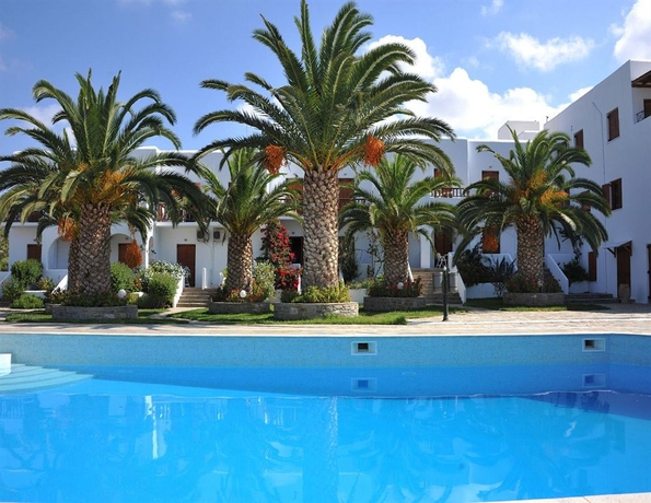 Imagen de la piscina del Hotel Eri. Foto 4