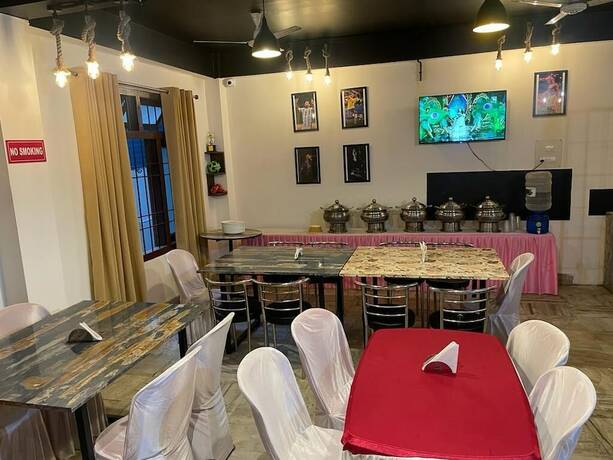 Imagen del bar/restaurante del Hotel Erica Residency. Foto 8