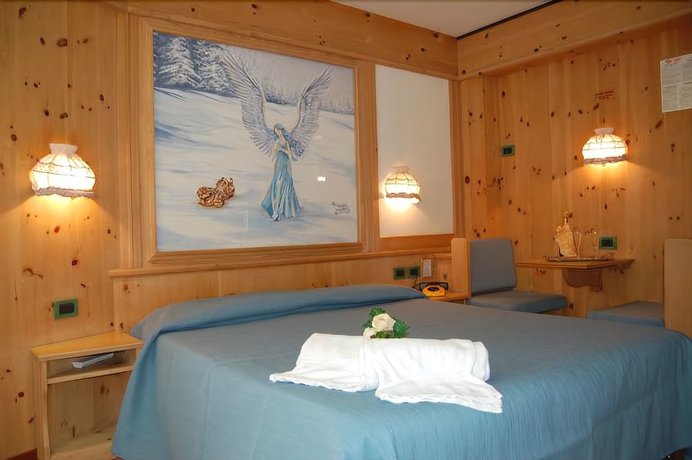 Imagen de la habitación del Hotel Erika, Madonna di Campiglio. Foto 11