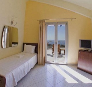 Imagen de la habitación del Hotel Erissos Palace. Foto 2