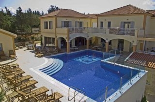 Imagen de la piscina del Hotel Erissos Palace. Foto 3