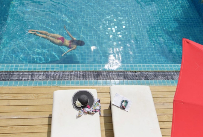 Imagen de la piscina del Hotel Eriyadu Island Resort. Foto 12