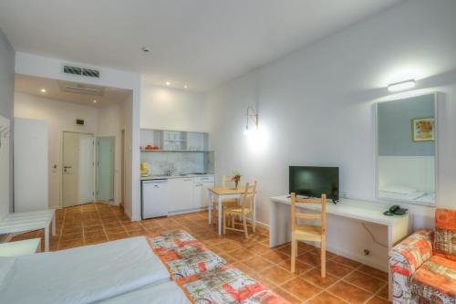 Imagen de la habitación del Hotel Erma. Foto 17