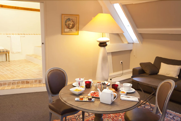 Imagen de la habitación del Hotel Ermitage De Corton. Foto 8