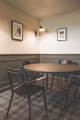 Imagen de la habitación del Hotel Ermitage De Corton. Foto 9