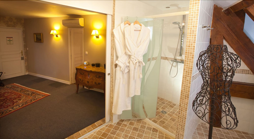 Imagen de la habitación del Hotel Ermitage De Corton. Foto 17