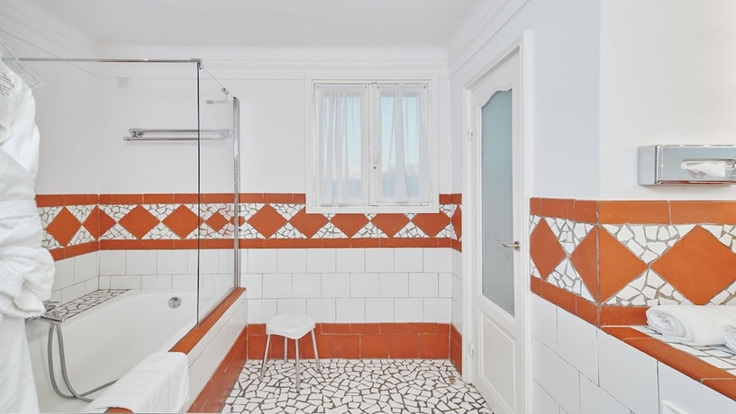 Imagen de la habitación del Hotel Ermitage De L'oasis and Spa - Cannes Mandelieu. Foto 14