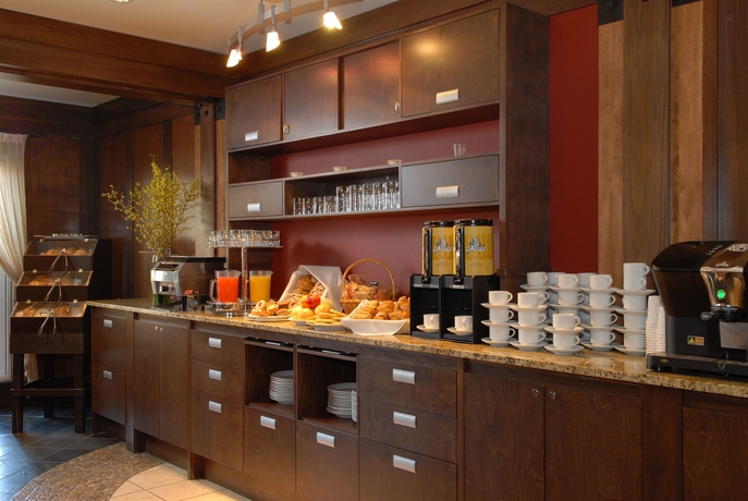 Imagen del bar/restaurante del Hotel Ermitage Du Lac - Les Suites Tremblant. Foto 4