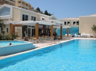 Imagen de la piscina del Hotel Ermones Golf Palace. Foto 7