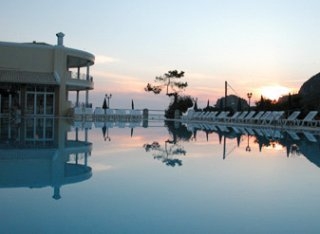 Imagen de la piscina del Hotel Ermones Golf Palace. Foto 8