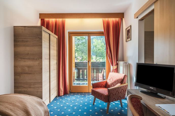Imagen de la habitación del Hotel Erna. Foto 6