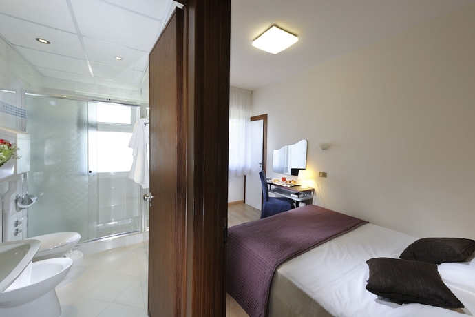 Imagen de la habitación del Hotel Eros, Lignano Sabbiadoro. Foto 7