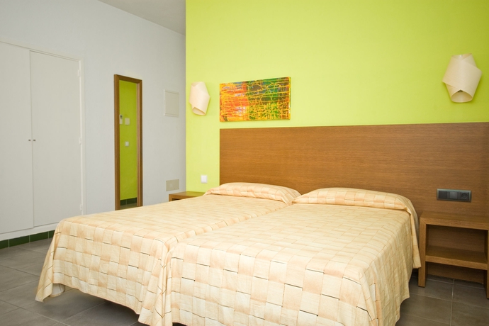 Imagen de la habitación del Hotel Es Mitjorn. Foto 2