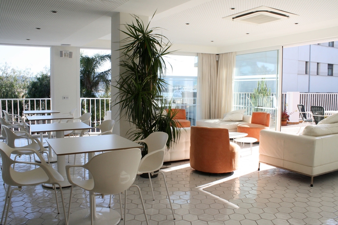Imagen de los interiores del Hotel Es Mitjorn. Foto 9