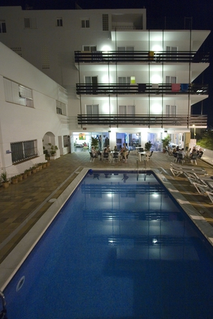 Imagen de la piscina del Hotel Es Mitjorn. Foto 10