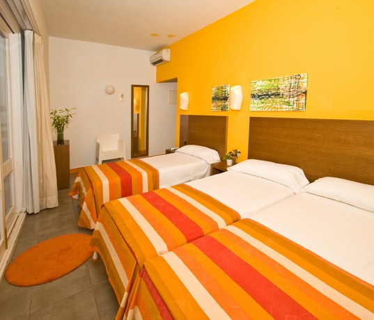 Imagen de la habitación del Hotel Es Mitjorn. Foto 4