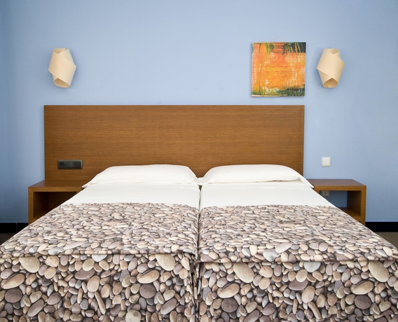 Imagen de la habitación del Hotel Es Mitjorn. Foto 5